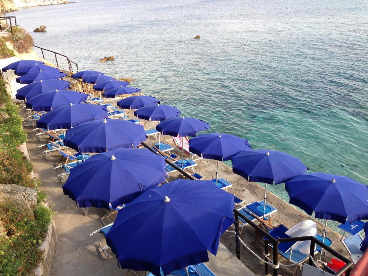 Hotel Villa Ombrosa Portoferraio Bagian luar foto