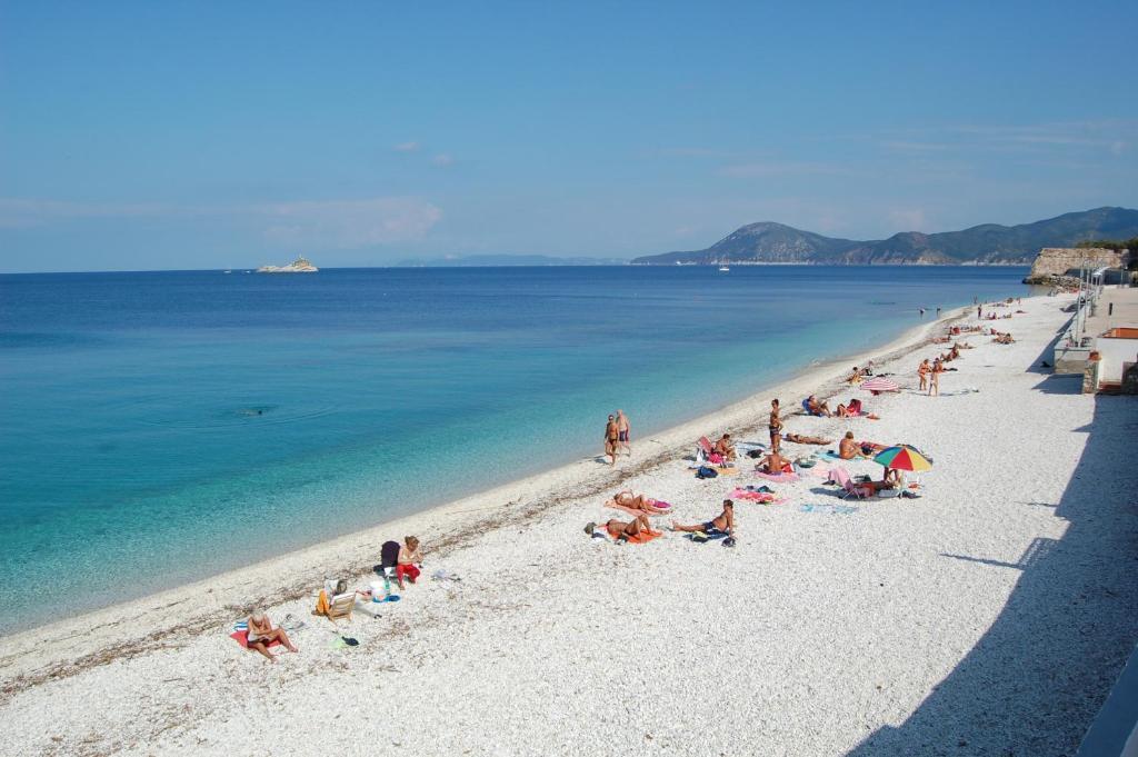 Hotel Villa Ombrosa Portoferraio Ruang foto