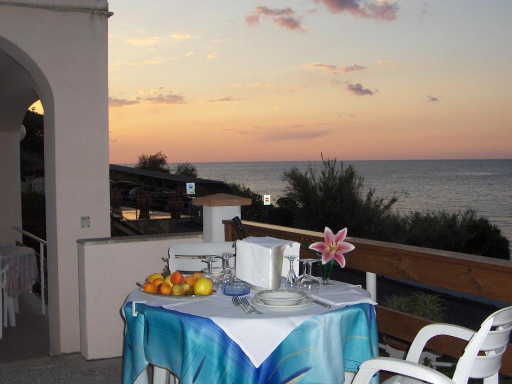 Hotel Villa Ombrosa Portoferraio Bagian luar foto