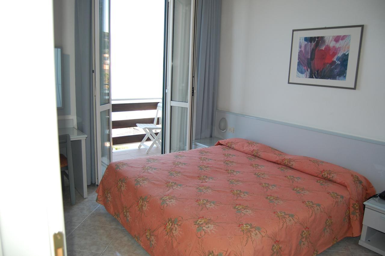 Hotel Villa Ombrosa Portoferraio Ruang foto