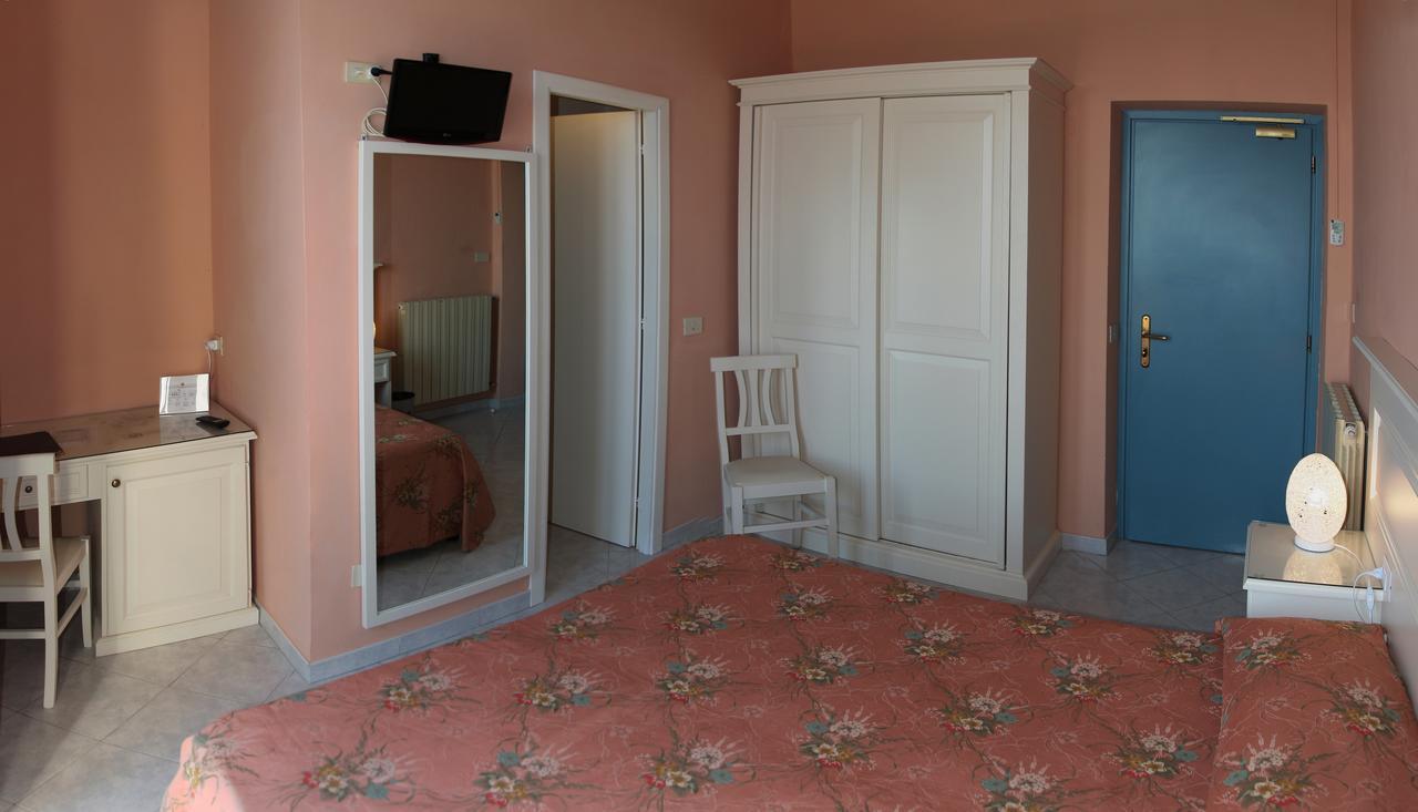 Hotel Villa Ombrosa Portoferraio Bagian luar foto