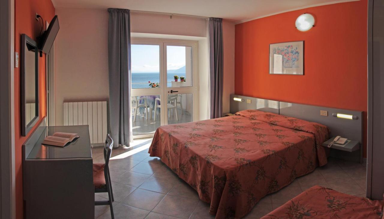 Hotel Villa Ombrosa Portoferraio Ruang foto